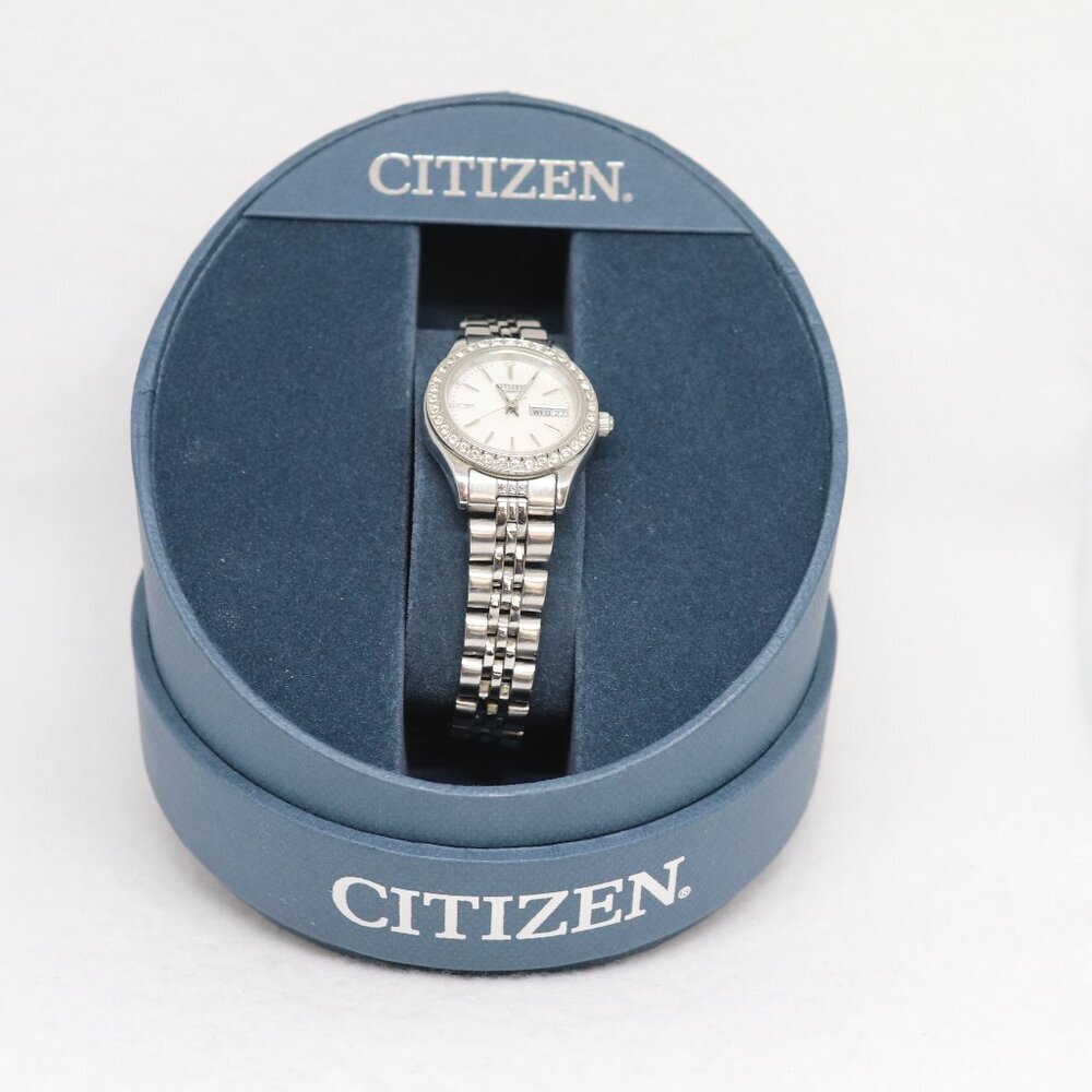 Citizen 1002-S044448 Vintage Quartz Analog Ladies Watch Runs with case & Box